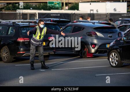 Il Drive in Club viene lanciato a Brent Cross con il comico Jason Manford in diretta davanti a un pubblico carico di auto, Londra, Inghilterra, Regno Unito Foto Stock