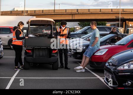 Il Drive in Club viene lanciato a Brent Cross con il comico Jason Manford in diretta davanti a un pubblico carico di auto, Londra, Inghilterra, Regno Unito Foto Stock