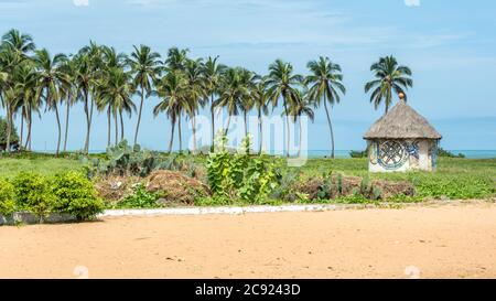 Piccolo hute con palme sulla costa africana, Ouidah in Benin Foto Stock