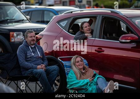 Il Drive in Club viene lanciato a Brent Cross con il comico Jason Manford in diretta davanti a un pubblico carico di auto, Londra, Inghilterra, Regno Unito Foto Stock