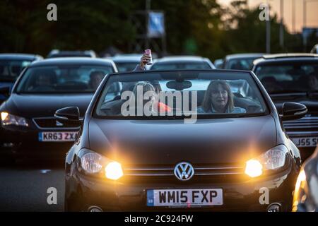 Il Drive in Club viene lanciato a Brent Cross con il comico Jason Manford in diretta davanti a un pubblico carico di auto, Londra, Inghilterra, Regno Unito Foto Stock