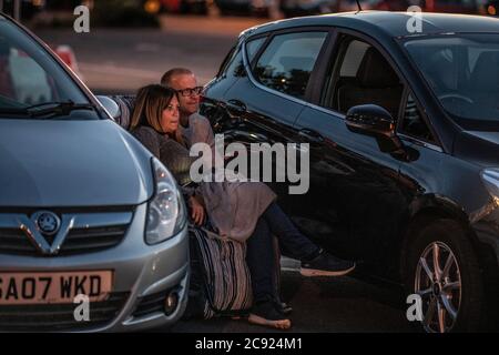 Il Drive in Club viene lanciato a Brent Cross con il comico Jason Manford in diretta davanti a un pubblico carico di auto, Londra, Inghilterra, Regno Unito Foto Stock