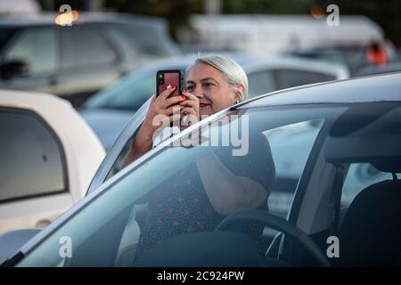 Il Drive in Club viene lanciato a Brent Cross con il comico Jason Manford in diretta davanti a un pubblico carico di auto, Londra, Inghilterra, Regno Unito Foto Stock