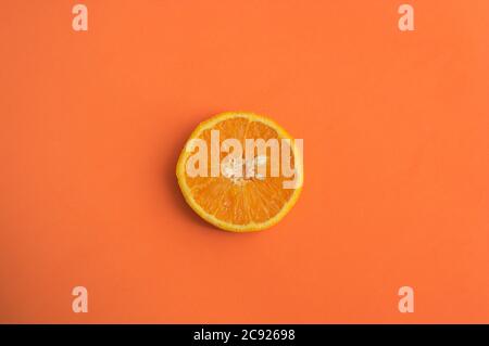 Disposizione piatta di una sezione arancione centrata su una superficie arancione con spazio per grafica e testo (spazio di copia) Foto Stock