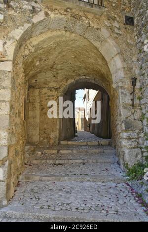 Una stradina di San Donato Val di Comino, un centro storico in provincia di Frosinone. Foto Stock