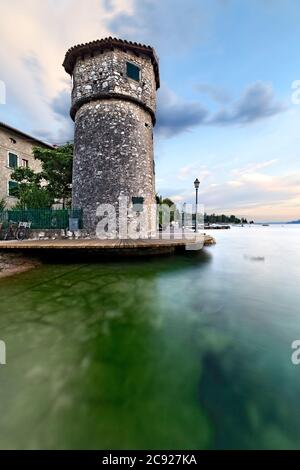 L'antica torre del porto di Cassone e il Lago di Garda. Malcesine, Provincia di Verona, Veneto, Italia, Europa. Foto Stock