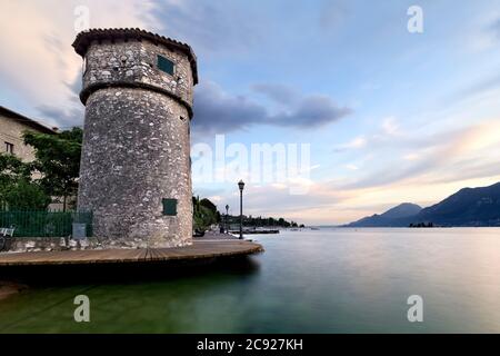 L'antica torre del porto di Cassone e il Lago di Garda. Malcesine, Provincia di Verona, Veneto, Italia, Europa. Foto Stock