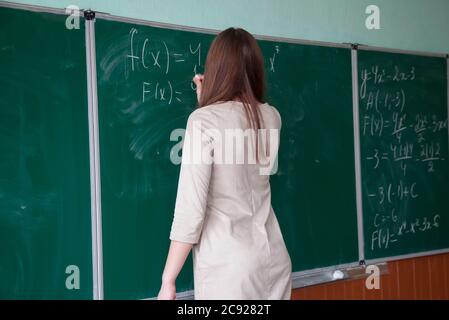 Close up di formule matematiche su una lavagna Foto Stock