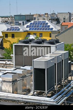 Condizionatori d'aria industriali sulla parte superiore di un edificio di uffici Foto Stock