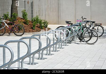 Rimessaggio per biciclette in strada Foto Stock