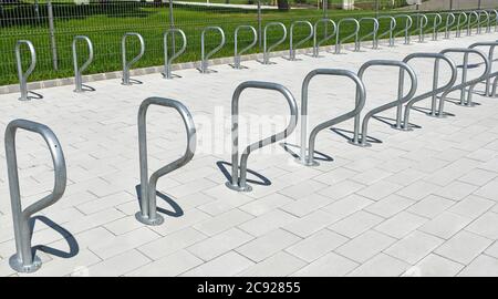 Rimessaggio per biciclette in strada Foto Stock