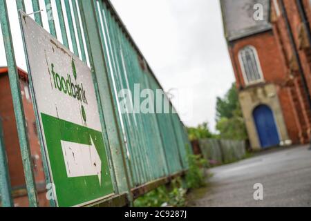 Primo piano di un cartello isolato per Kidderminster Foodbank all'esterno dell'ingresso posteriore della chiesa riformata unita di Baxter. Il miracolo dei giorni nostri per i bisognosi. Foto Stock