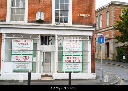 Negozio vuoto, vendita al dettaglio di unità pubblicitarie locali 'to Let' avviso nel Bull Ring, Kidderminster, Regno Unito, un tempo il cuore di questa città del Worcestershire. Foto Stock