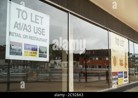 Primo piano finestra di un altro negozio vuoto, al dettaglio unità che mostra 'To Let' segno in Worcestershire città di Kidderminster, Regno Unito. Foto Stock