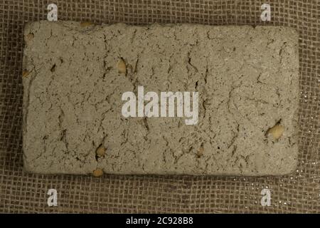 dolce halva su tovagliolo di burlap Foto Stock
