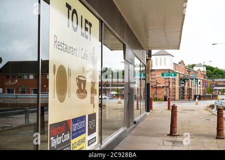 Primo piano finestra di un altro negozio vuoto, al dettaglio unità che mostra 'To Let' segno in Worcestershire città di Kidderminster, Regno Unito. Foto Stock