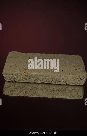 dolce halva isolato su sfondo rosso Foto Stock