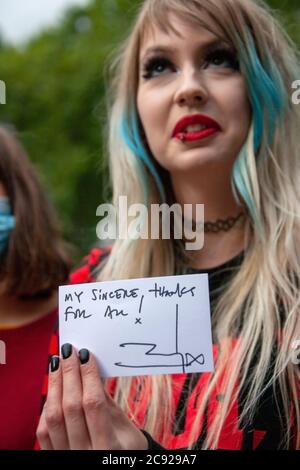 Londra, Regno Unito. 28 luglio 2020. La fan di Johnny Depp, Charlotte Pitson, tiene il suo souvenir firmato, consegnato dal team di Johnny Depp, l'ultimo giorno (16) degli attori diffamano il processo contro gli editori di Sun NGN. Credit: Neil Atkinson/Alamy Live News Foto Stock