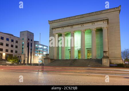 Baltimora, Maryland, Stati Uniti - Vista all'alba del War Memorial Building. Foto Stock