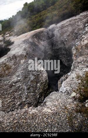 Grotta Sulful a Wai-o-Tapu meraviglia termale, Rotorua, Nuova Zelanda. Foto Stock