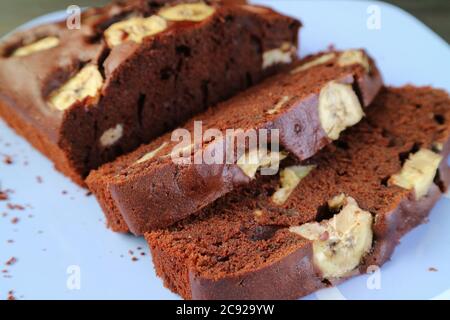 Primo piano di appetitose fette di torta integrale di cioccolato fatta in casa appena sfornata alla banana Foto Stock