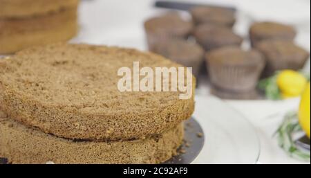 Passo dopo passo. Ragazza che monta una torta al cioccolato con crema di burro brillante e colorata Foto Stock