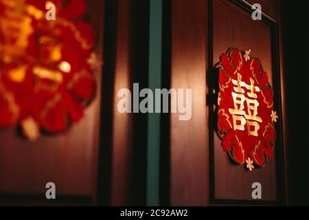 Penang, Malaysia - 06 Giugno 2017 : primo piano di una vignetta decorativa con la parola cinese 'Doppia felicità' durante un matrimonio a Georgetown Foto Stock