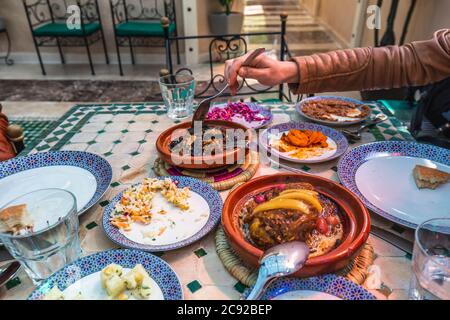 Una selezione di mezze marocchine o antipasti che includono carote, patate e barbabietole, su piatti individuali blu e bianchi in un ristorante a Fes, Moro Foto Stock