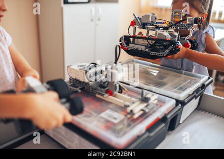 Due studentesse studiano in una classe robotica, assemblano un costruttore di robot Foto Stock