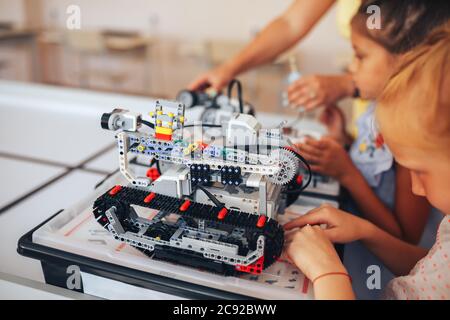 Due studentesse studiano in una classe robotica, assemblano un costruttore di robot Foto Stock