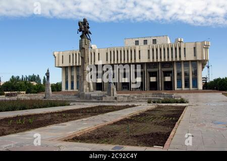 La casa filarmonica, in primo piano statue evocano il poema epico Manas, Bishkek, Kirghizistan Foto Stock