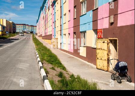 Appartamento di colorate case, città siberiana Anadyr, Chukotka Provincia, Estremo Oriente Russo Foto Stock