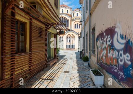 Uno stretto passaggio che conduce alla Natività di Cristo Cattedrale Ortodossa, Shkodra, Albania Foto Stock