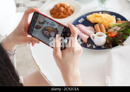 12 luglio 2020 - Khaoyai Thailandia : mani con il telefono primo piano immagini della colazione. Foto Stock