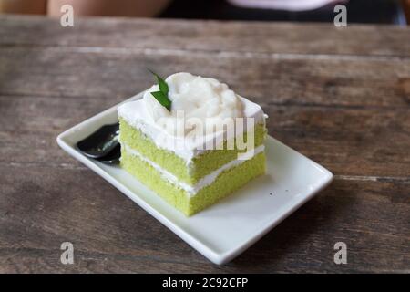 Torta di cocco sul tavolo di legno Foto Stock