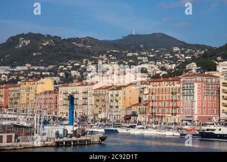 Nizza, Francia 6 febbraio 2011: Porto di Nizza in una soleggiata giornata invernale. Persone che camminano nel porto godendo la giornata. Foto Stock