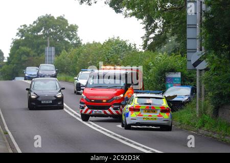 Un carrello di recupero che recupera un veicolo dopo essere stato coinvolto in una collisione sulla A642 Wakefield Road a Swillington Foto Stock