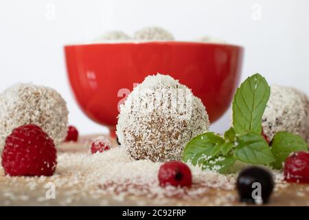 Sane palle grezze di energia biologica con fiocchi di cocco, farinata d'avena, noci, datteri, banana, miele, flexseed, piatti vegetariani vegani fatti in casa, senza cottura Foto Stock