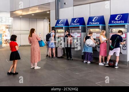 Persone che usano i Ticket Machines alla London Bridge Station, Londra, Inghilterra. Foto Stock