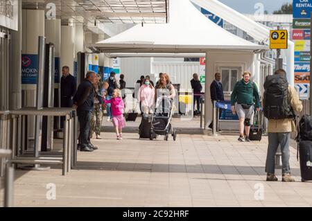 Glasgow, Scozia, Regno Unito. 28 luglio 2020. Nella foto: Passeggeri che utilizzano il terminal dell'aeroporto di Glasgow. All'inizio di oggi, Jet2 Holidays annulla tutti i voli per Tenerife, Fuerteventura, Gran Canaria, Lanzarote, Maiorca, Menorca e Ibiza dopo che gli uffici esteri hanno consigliato di non viaggiare essenziali per le isole. Credit: Colin Fisher/Alamy Live News Foto Stock