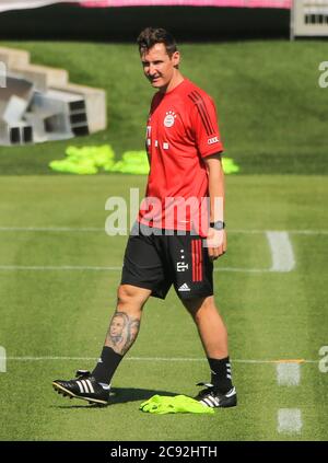 Monaco, Germania. 28 luglio 2020. Il coach Miroslav Klose di Bayern Monaco partecipa a una sessione di formazione a Monaco, Germania, 28 luglio 2020. Bayern Munich ha riavviato la formazione di squadra per prepararsi al prossimo round della UEFA Champions League di 16 seconda tappa contro Chelsea. Credit: Philippe Ruiz/Xinhua/Alamy Live News Foto Stock