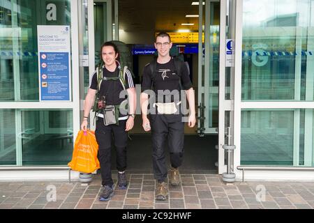 Glasgow, Scozia, Regno Unito. 28 luglio 2020. Nella foto: Passeggeri che utilizzano il terminal dell'aeroporto di Glasgow. All'inizio di oggi, Jet2 Holidays annulla tutti i voli per Tenerife, Fuerteventura, Gran Canaria, Lanzarote, Maiorca, Menorca e Ibiza dopo che gli uffici esteri hanno consigliato di non viaggiare essenziali per le isole. Credit: Colin Fisher/Alamy Live News Foto Stock