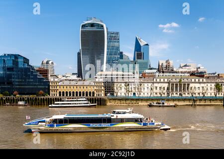 Il Tamigi e la City of London Skyline, Londra, Inghilterra. Foto Stock