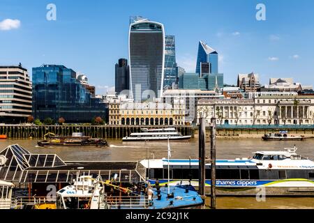 Il Tamigi e la City of London Skyline, Londra, Inghilterra. Foto Stock