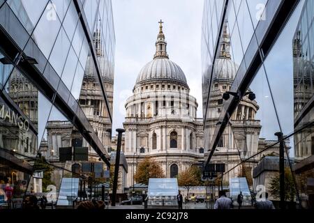 La Cattedrale di St Paul si è riflessa nel Windows of One New Change Shopping Center, Londra, Inghilterra.