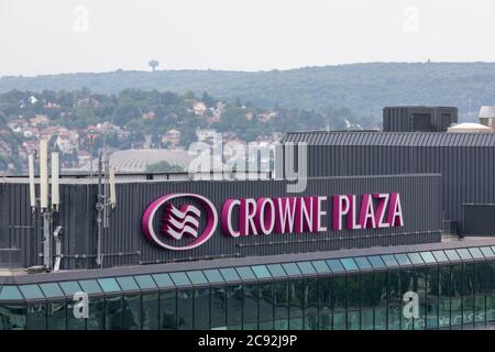 Belgrado, Serbia - 23 Giugno 2019: Firma del Crowne Plaza in cima all'edificio dell'hotel a Belgrado, Serbia. Foto Stock