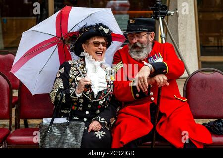 Una regina dei proli parla con un pensionato di Chelsea al festival annuale della raccolta dei re e delle regine che si tiene al Guildhall Yard, Londra, Inghilterra. Foto Stock