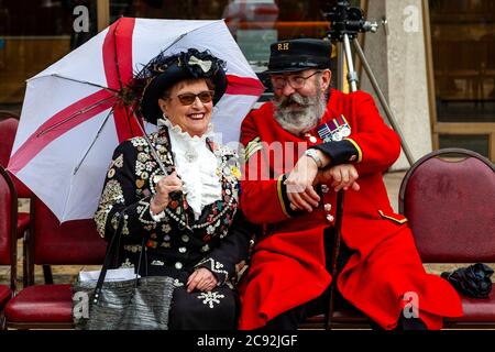 Una regina dei proli parla con un pensionato di Chelsea al festival annuale della raccolta dei re e delle regine che si tiene al Guildhall Yard, Londra, Inghilterra. Foto Stock