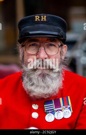 Un ritratto di un pensionato Chelsea al Festival annuale della vendemmia dei re e delle regine tenutosi al Guildhall Yard, Londra, Inghilterra. Foto Stock