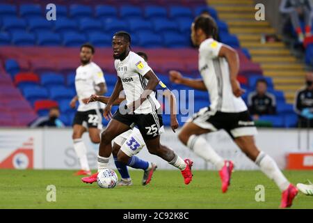 Cardiff, Regno Unito. 27 luglio 2020. Josh Onomah di Fulham (25) in Action.EFL Skybet Championship gioca in semifinale, 1° incontro di tappa, Cardiff City contro Fulham al Cardiff City Stadium di Cardiff lunedì 27 luglio 2020. Questa immagine può essere utilizzata solo per scopi editoriali. Solo per uso editoriale, licenza richiesta per uso commerciale. Non si può usare nelle scommesse, nei giochi o nelle pubblicazioni di un singolo club/campionato/giocatore. pic di Andrew Orchard/Andrew Orchard sport photography/Alamy Live news Credit: Andrew Orchard sports photography/Alamy Live News Foto Stock